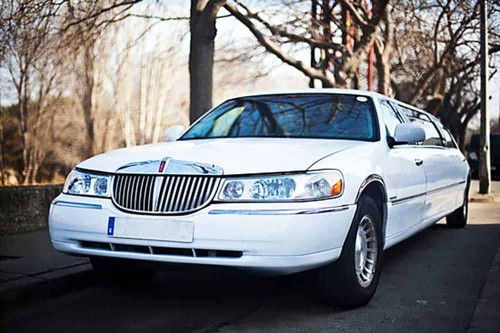 White Ford Lincoln Town